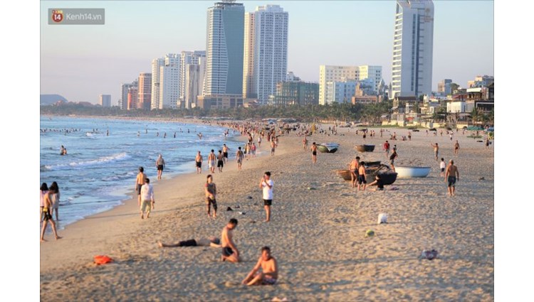 Hàng nghìn người dân Đà Nẵng hào hứng tắm biển sáng sớm sau 45 ngày phải cách ly vì Covid-19